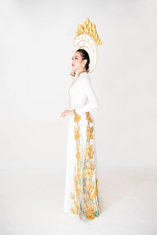 NTK Việt Hùng chia sẻ: “Hoa Sen vàng chiếu sáng lung linh được những người thợ thủ công cần mẫn đắp nối tạo hiệu ứng 3D cùng hàng trăm hạt pha lê kết bằng tay tỉ mỉ ngày đêm. Bộ trang phục với đầu đội khăn vấn kết hợp với trâm cài lược dắt như hình ảnh hoàng hậu ngày tấn phong ngôi vị, tất cả được truyền tải lên bộ quốc phục lần này, với hy vọng cô gái Thuỳ Tiên sẽ mang sắc vóc Việt Nam đến gần hơn với bạn bè thế giới”.