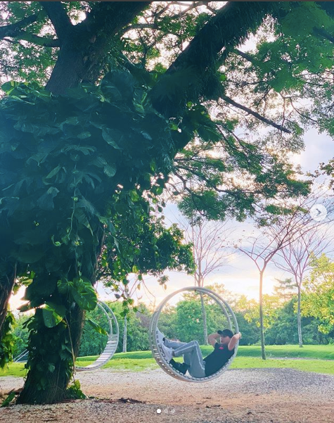 Tuy nhiên, Hồ Quang Hiếu từ chối bình luận về những tin đồn từ phía khán giả. Nam ca sĩ chỉ cho biết, những bức ảnh anh chia sẻ là ở khu du lịch Suối Mơ và anh đi một mình.