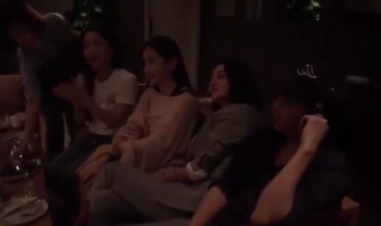 Đoạn clip ghi lại hình ảnh của cả hai được chia sẻ thực sự khiến những người tiếc nuối cho chuyện tình đẹp của Bảo Anh và Hồ Quang Hiếu lại mong ngóng cặp đôi sẽ quay lại với nhau.