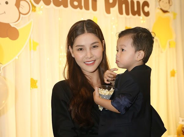 Kỳ Hân chia sẻ: "Con cảm ơn tất cả các bác và cô chú anh chị đã gửi những lời chúc tốt đẹp đến con. Con cảm ơn những món quà siêu dễ thương và độc đáo".