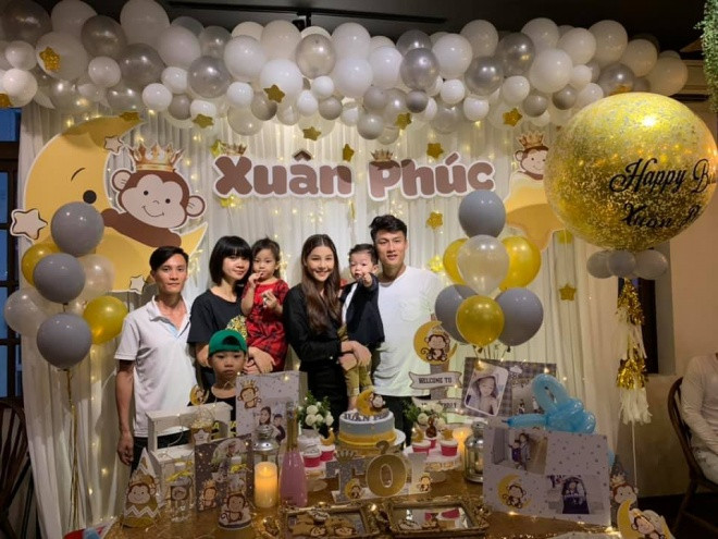 Gia đình của Hạ Vy cũng có mặt tại buổi tiệc.