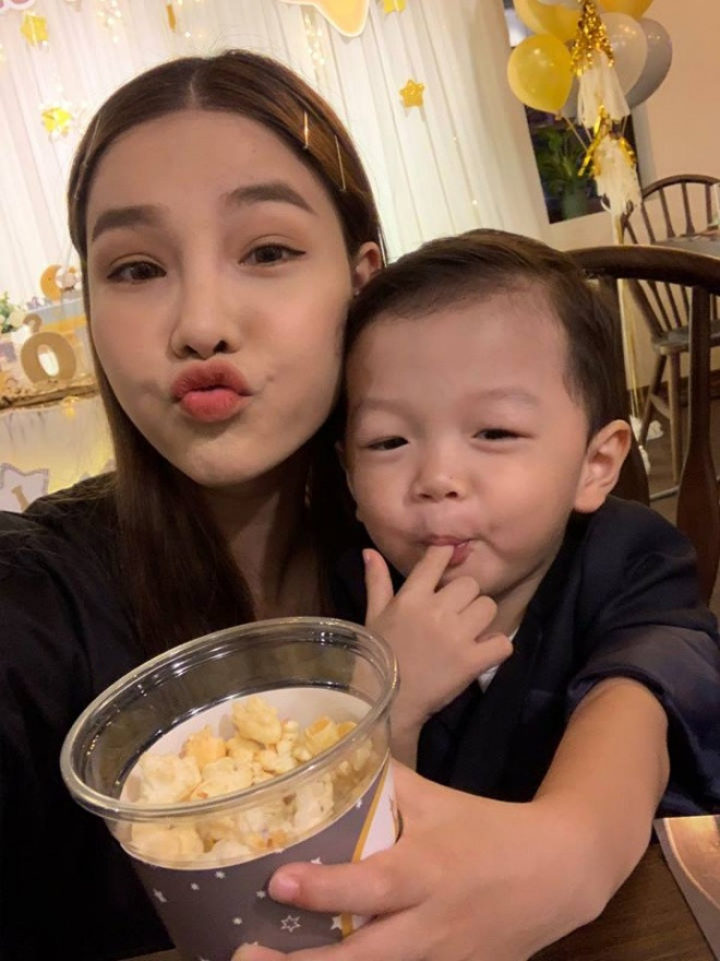 Tiệc sinh nhật con trai của Kỳ Hân - Mạc Hồng Quân được tổ chức ở nhà hàng với sự tham gia của người thân, bạn bè, cùng một số sao Việt như siêu mẫu Hạ Vy, Quế Vân, hot girl Trâm Anh.