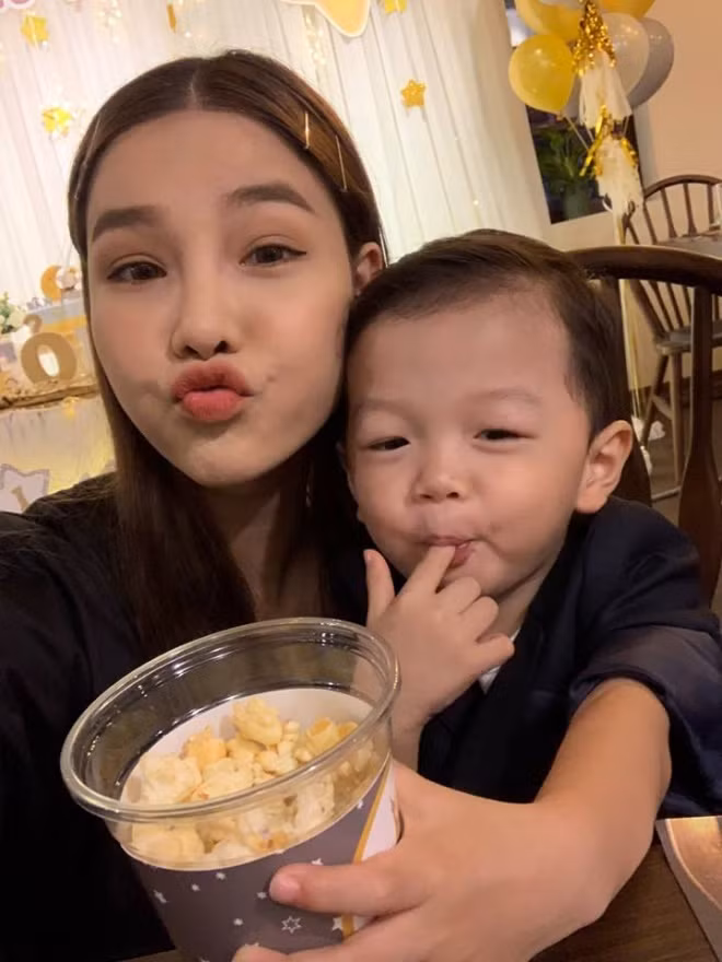 Tiệc sinh nhật con trai của Kỳ Hân - Mạc Hồng Quân được tổ chức ở nhà hàng với sự tham gia của người thân, bạn bè, cùng một số sao Việt như siêu mẫu Hạ Vy, Quế Vân, hot girl Trâm Anh.