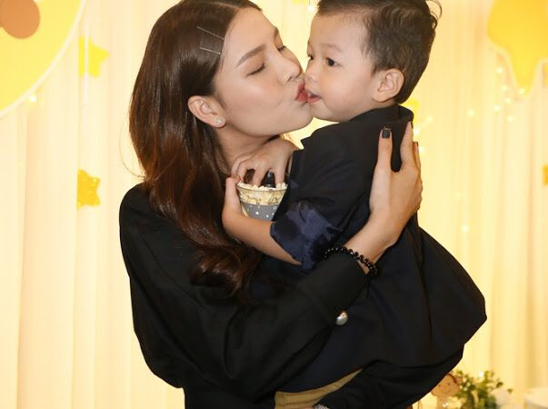 Kỳ Hân và Mạc Hồng Quân đã từng bị dân mạng chỉ trích trong thời gian hẹn hò. Thậm chí đến hiện tại, Kỳ Hân vẫn phải nhận hàng loạt chỉ trích của dư luận và bị so sánh với tình cũ của chồng là Ly Kute. Tuy nhiên, Kỳ Hân cho biết cô không quan tâm đến anti-fans. Cô vui vẻ tận hưởng cuộc sống hạnh phúc bên chồng con.