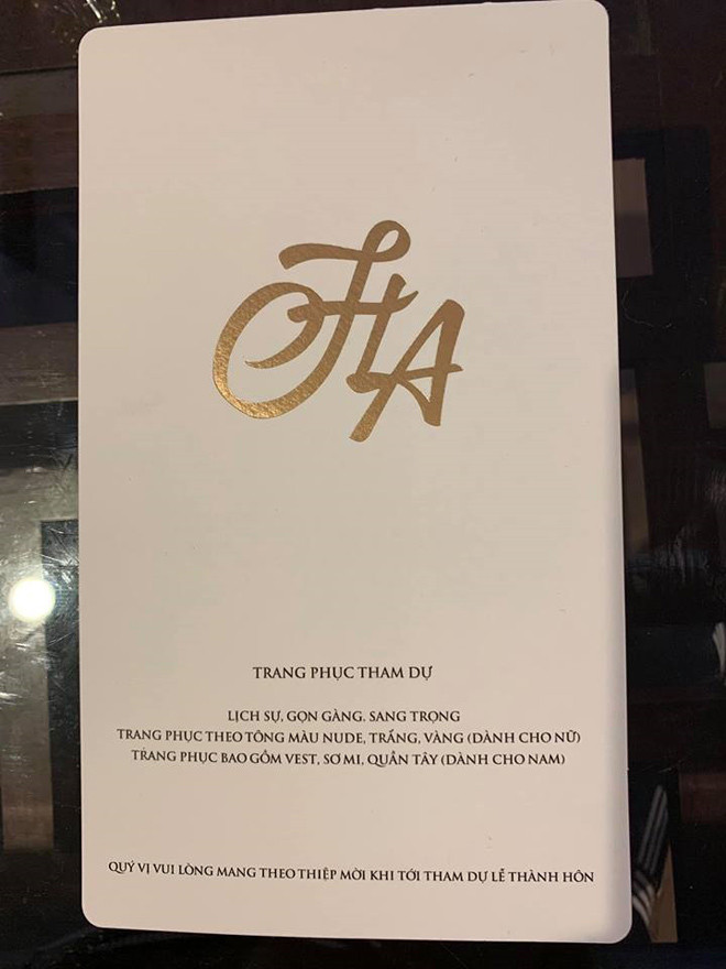 Mới đây hình ảnh thiệp cưới của hai người được tiết lộ với thiết kế khá đơn giản. Trong tấm thiệp ghi rõ yêu cầu dành cho khách mời về phần trang phục. Cụ thể, khách mời nữ phải mặc trang phục theo tông màu nude, trắng và vàng còn khách mời nam phải diện vest, sơ mi và quần tây. Khi tới dự đám cưới, khách mời phải mang theo thiệp mời. Đây là điều thường thấy với những đám cưới được bảo mật cao.