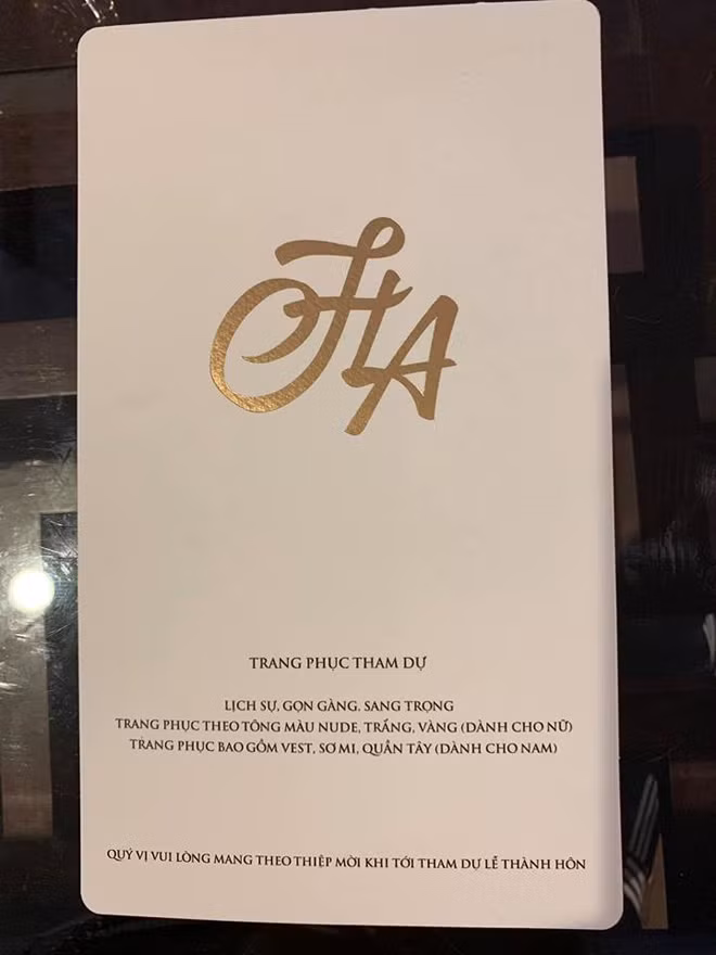 Mới đây hình ảnh thiệp cưới của hai người được tiết lộ với thiết kế khá đơn giản. Trong tấm thiệp ghi rõ yêu cầu dành cho khách mời về phần trang phục. Cụ thể, khách mời nữ phải mặc trang phục theo tông màu nude, trắng và vàng còn khách mời nam phải diện vest, sơ mi và quần tây. Khi tới dự đám cưới, khách mời phải mang theo thiệp mời. Đây là điều thường thấy với những đám cưới được bảo mật cao.