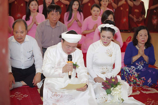 Đinh Hiền Anh khẳng định cô không lấy chuyện lấy chồng là Thứ trưởng Bộ Tài chính để PR tên tuổi hay sự nghiệp. Cô chia sẻ bản thân là người đơn giản, chỉ đi hát rồi về nhà với chồng con, ít khi tới nơi đông người.