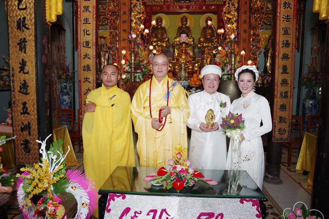 Vợ chồng nữ ca sĩ nhận được những tình cảm ấm cúng trong ngày lễ Hằng Thuận. Ông xã của nữ ca sĩ luôn ủng hộ cô trong sự nghiệp. "Cuộc sống của tôi rất đơn giản, không phức tạp. Tôi cũng biết yêu, biết buồn như những người phụ nữ bình thường khác. Cuộc sống của hai vợ chồng tôi rất giản dị. Vì thế, những ai quen biết đều rất yêu quý vợ chồng tôi" - nữ ca sĩ Đinh Hiền Anh bộc bạch.