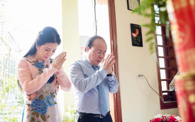 Trong lễ ăn hỏi, nữ ca sĩ Đinh Hiền Anh chọn lựa trang phục áo dài nền nã.