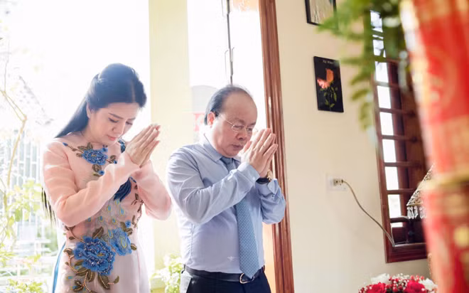 Trong lễ ăn hỏi, nữ ca sĩ Đinh Hiền Anh chọn lựa trang phục áo dài nền nã.