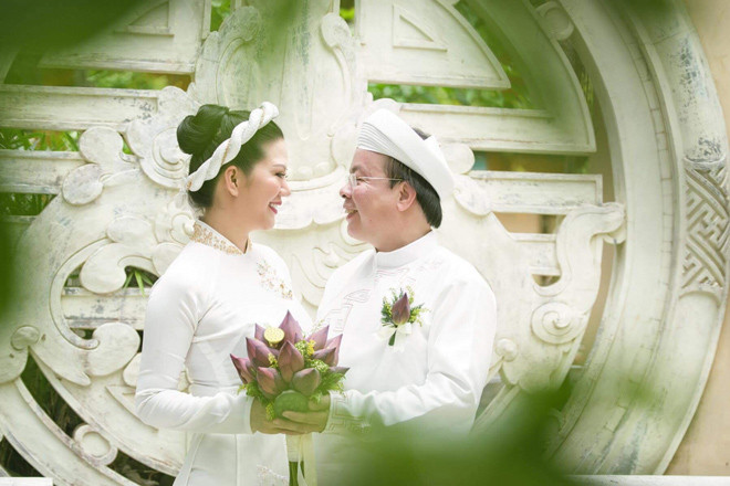 Nữ ca sĩ Đinh Hiền Anh được coi là nữ hoàng phòng trà Hà Nội một thời. Cô chia sẻ chuyện đám cưới một cách cởi mở: "Ông xã tôi là người hiểu biết, hiểu vợ, thương vợ và cũng đam mê thơ ca nên luôn luôn ủng hộ, động viên tôi trong sự nghiệp".