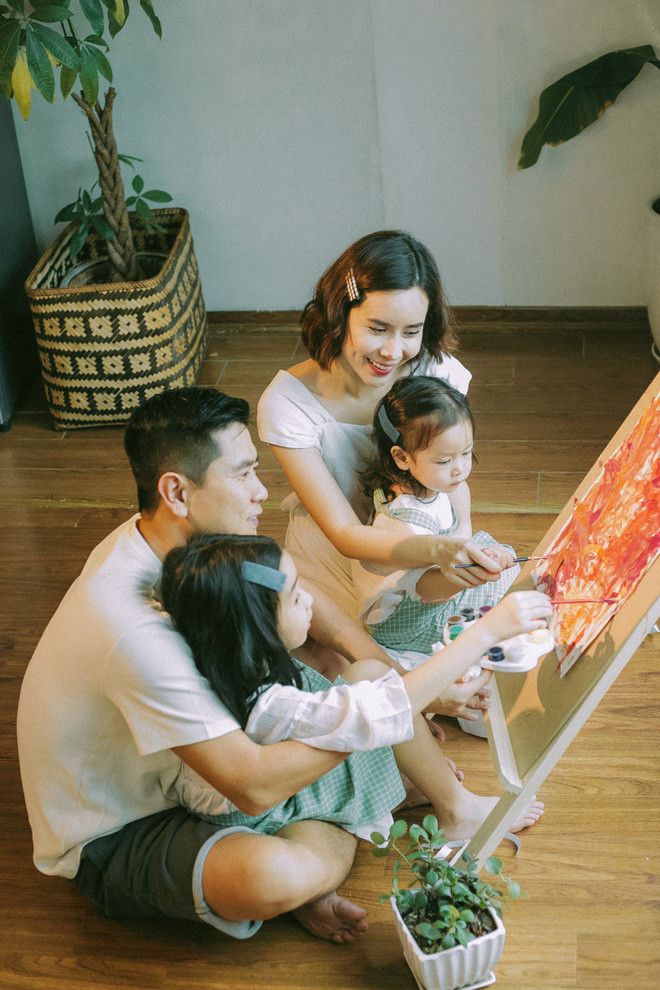 Đây là lần đầu tiên, cặp đôi nổi tiếng của làng giải trí thoải mái chia sẻ cuộc sống riêng tư và hình ảnh con gái như vậy.