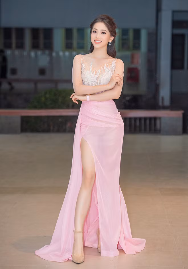 Á hậu Phương Nga lựa chọn kiểu tóc buộc nửa đầu và xoăn nhẹ để lộ bờ vai trần mảnh mai. Cô cho biết gợi cảm nhưng thanh lịch cũng sẽ là phong cách mà cô muốn hướng tới trong thời gian tới.