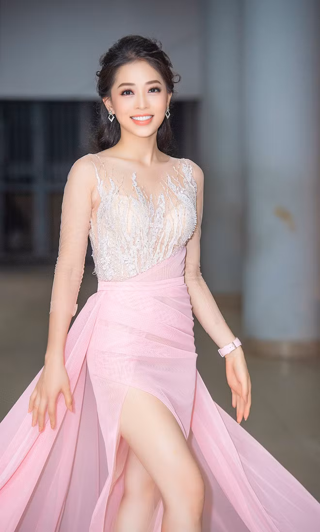 Đây là sự kiện hiếm hoi Phương Nga góp mặt sau 2 tháng bước ra cuộc thi Hoa hậu Việt Nam 2018. Bởi thời gian qua, cô phải dồn toàn bộ tâm sức cho cuộc thi Hoa hậu Hòa bình quốc tế.