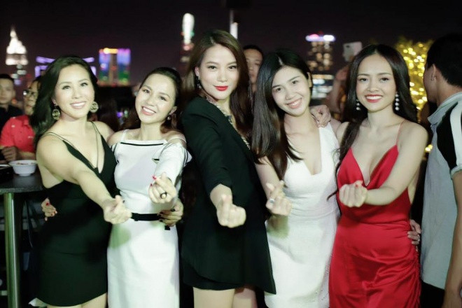 "Trương Ngọc Ánh là người phụ nữ hiếm hoi tôi có thể gần gũi một cách vô tư. Tôi đã ngạc nhiên không hiểu tại sao Ánh có thể làm diễn viên, vì với cá tính ấy, sự ngây thơ rất đàn bà ấy, Ánh không hợp với cách nhập vai thành một ai đó khác. Tôi quý Ánh bởi cái cách cô ấy bỏ tất cả những hào nhoáng bên ngoài ra để làm một người bạn bình thường với những ai cô nàng yêu mến. Tức là có thể hào hứng buôn chuyện đàn bà, có thể xõa hết mình với nhau trong một cuộc vui, có thể dựa vai khóc ấm ức vì một chuyện buồn vừa gặp. Ở Ánh, chỉ có sự chân thành vốn rất hiếm hoi và quý giá".