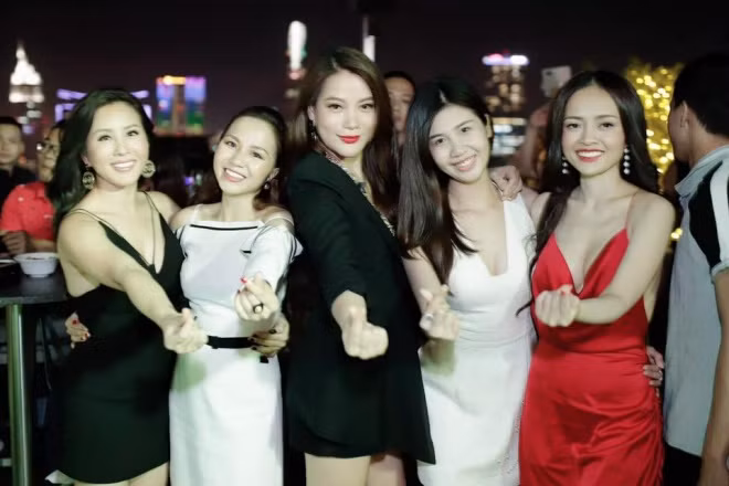 "Trương Ngọc Ánh là người phụ nữ hiếm hoi tôi có thể gần gũi một cách vô tư. Tôi đã ngạc nhiên không hiểu tại sao Ánh có thể làm diễn viên, vì với cá tính ấy, sự ngây thơ rất đàn bà ấy, Ánh không hợp với cách nhập vai thành một ai đó khác. Tôi quý Ánh bởi cái cách cô ấy bỏ tất cả những hào nhoáng bên ngoài ra để làm một người bạn bình thường với những ai cô nàng yêu mến. Tức là có thể hào hứng buôn chuyện đàn bà, có thể xõa hết mình với nhau trong một cuộc vui, có thể dựa vai khóc ấm ức vì một chuyện buồn vừa gặp. Ở Ánh, chỉ có sự chân thành vốn rất hiếm hoi và quý giá".