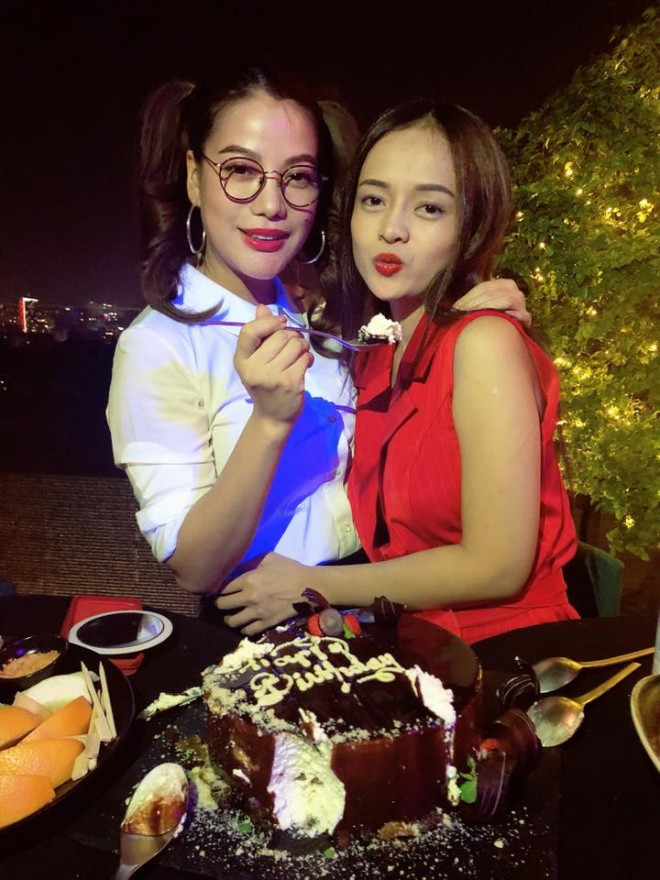 Hình ảnh Trương Ngọc Ánh cột tóc hai bên, đeo kính như nữ sinh khi cắt bánh sinh nhật.