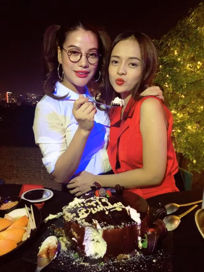 Hình ảnh Trương Ngọc Ánh cột tóc hai bên, đeo kính như nữ sinh khi cắt bánh sinh nhật.