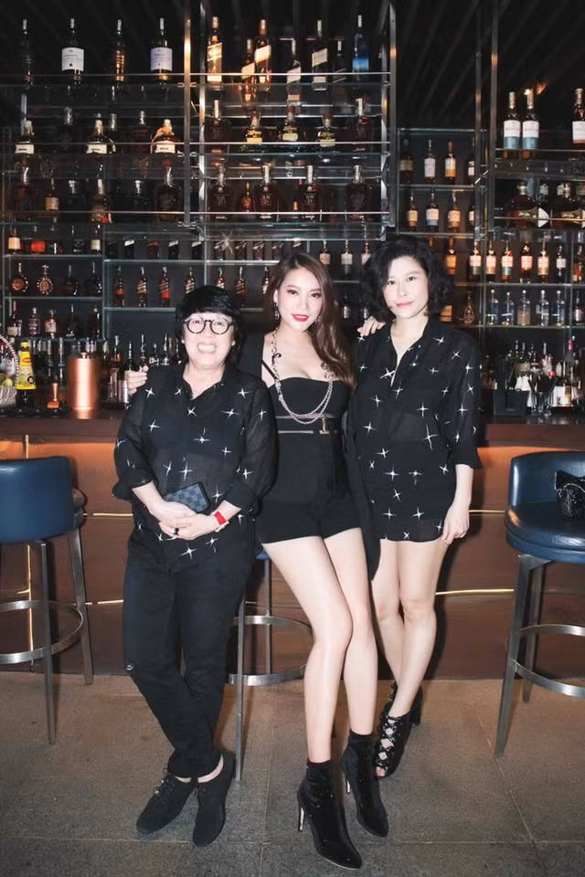 Trương Ngọc Ánh khoe chân thon dài bên những người bạn của mình.