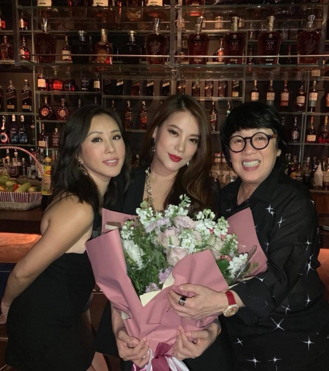 Thu Hoài là người bạn thân thiết của Trương Ngọc Ánh. Cô từng viết về diễn viên Trương Ngọc Ánh trong sách của mình.