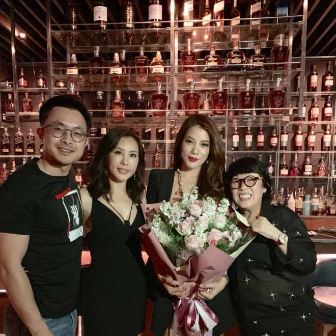 Không chỉ gửi lời chúc mừng mà nhiều bạn bè như Hoa hậu Thu Hoài, diễn viên Thanh Trúc... còn tổ chức sinh nhật cho nữ diễn viên xinh đẹp này.