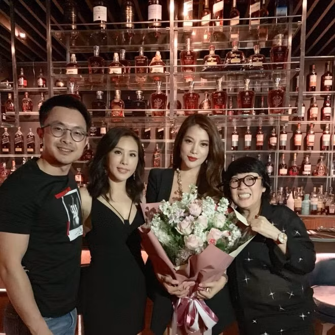 Không chỉ gửi lời chúc mừng mà nhiều bạn bè như Hoa hậu Thu Hoài, diễn viên Thanh Trúc... còn tổ chức sinh nhật cho nữ diễn viên xinh đẹp này.