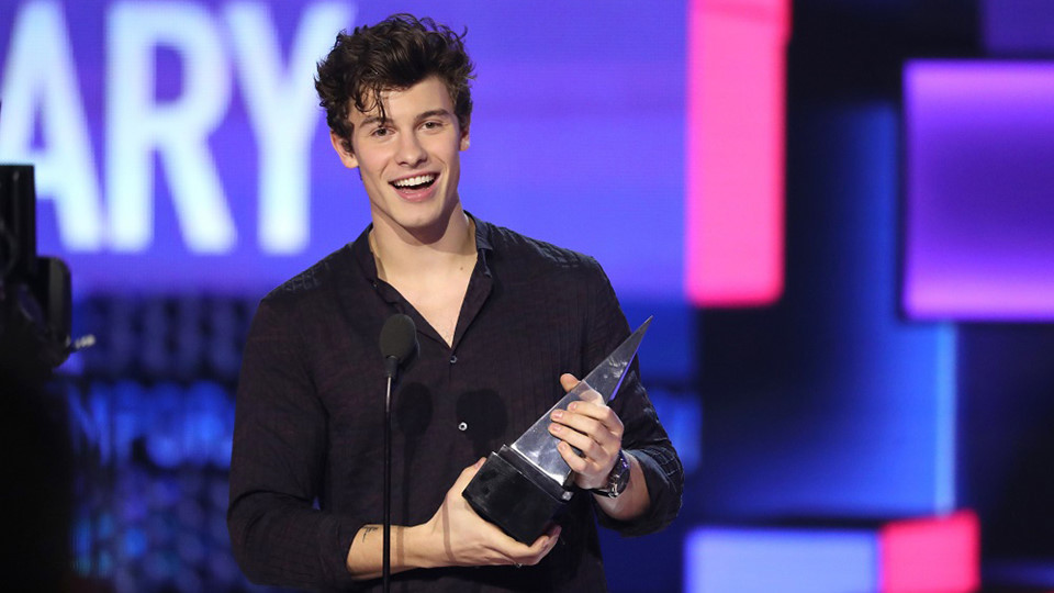 Nam ca sĩ Shawn Mendes đoạt giải Nghệ sĩ đương đại dành cho người lớn được yêu thích nhất. Ngôi sao người Canada sở hữu ngoại hình sáng, được đánh giá cao ở chất giọng giàu cảm xúc. Anh sở hữu các bản hit như Treat You Better, In My Blood, There's Nothing Holdin' Me Back...