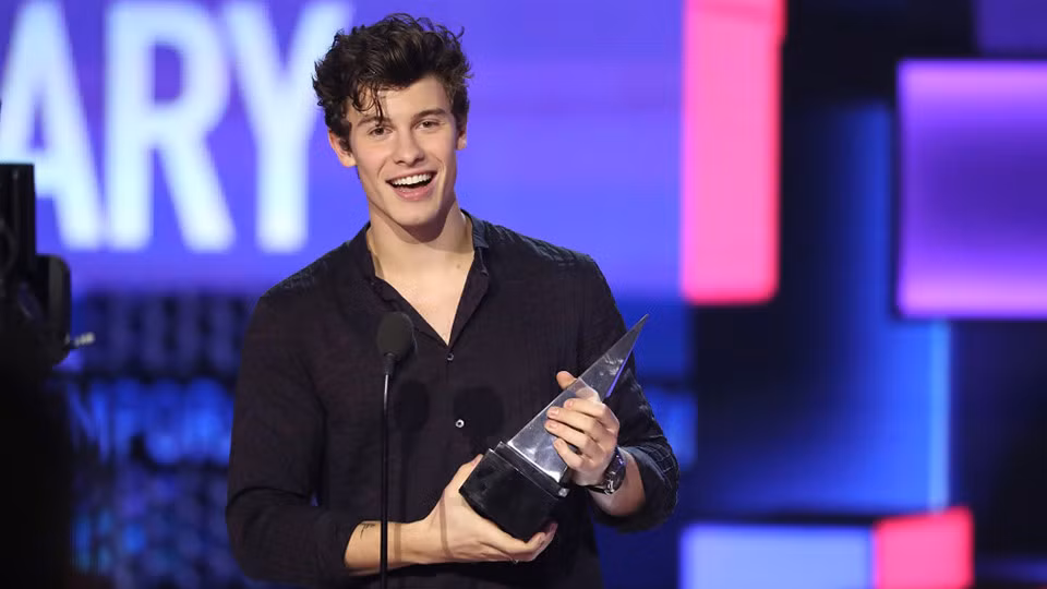 Nam ca sĩ Shawn Mendes đoạt giải Nghệ sĩ đương đại dành cho người lớn được yêu thích nhất. Ngôi sao người Canada sở hữu ngoại hình sáng, được đánh giá cao ở chất giọng giàu cảm xúc. Anh sở hữu các bản hit như Treat You Better, In My Blood, There's Nothing Holdin' Me Back...