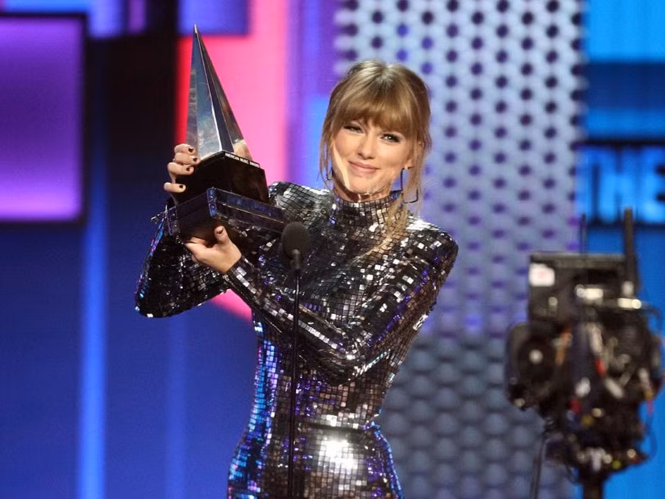 Ca sĩ Taylor Swift gây tiếng vang lớn trong năm 2018 nhờ tour diễn vòng quanh thế giới Reputation. Ca khúc này cũng tiếp nối thành công của Speak Now, Red và 1989 để trở thành album bán ra hơn một triệu bản trong tuần đầu, giúp nữ ca sĩ nắm giữ kỷ lục là nghệ sĩ duy nhất có 4 đĩa nhạc làm được điều này.