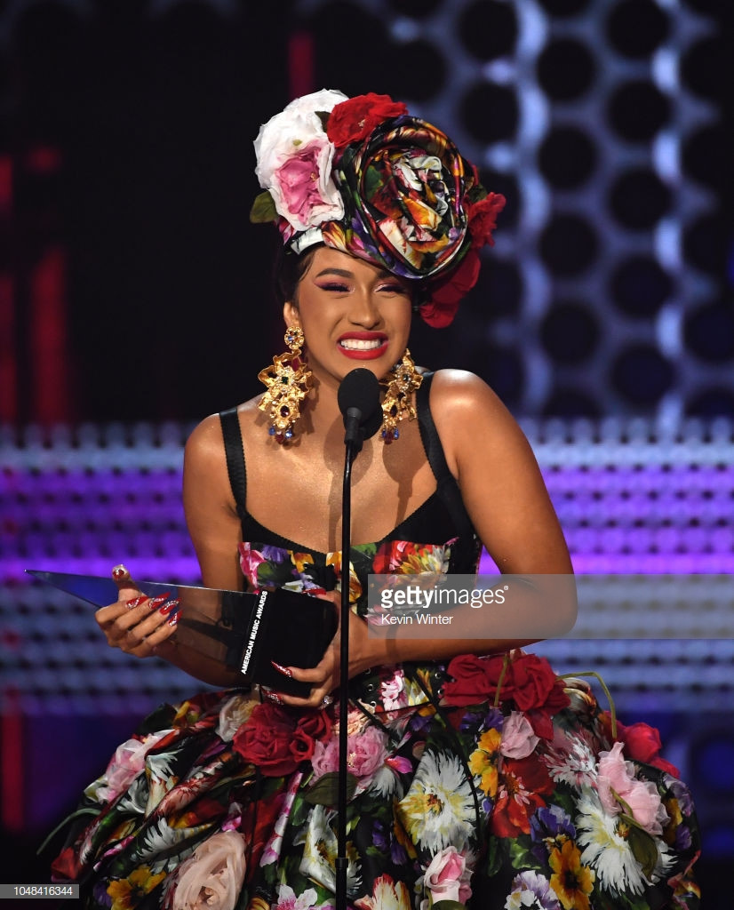 Nữ ca sĩ tai tiếng Cardi B được vinh danh ở hai hạng mục là Nghệ sĩ được yêu thích nhất và Bài hát được yêu thích nhất, cùng thuộc thể loại Rap/Hip hop, với ca khúc Bodak Yellow. Mới đây, giọng ca sinh năm 1992 đã vượt qua “đối thủ” Nicki Minaj để trở thành rapper có MV đạt một tỷ lượt xem với Girls Like You.