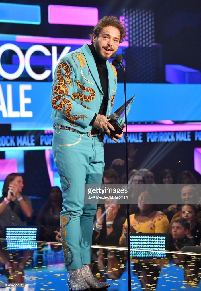 Vượt qua Drake và Ed Sheeran, ca nhạc sĩ Post Malone mang về Giải thưởng Nghệ sĩ nam được yêu thích nhất và Album được yêu thích nhất, cùng thuộc thể loại Pop/Rock. Post Malone năm nay 23 tuổi và sở hữu bản hit Rockstar đạt vị trí số một tại hàng loạt các bảng xếp hạng âm nhạc thế giới năm 2017. Anh được nhận định là tên tuổi sáng giá của làng hip hop Mỹ.