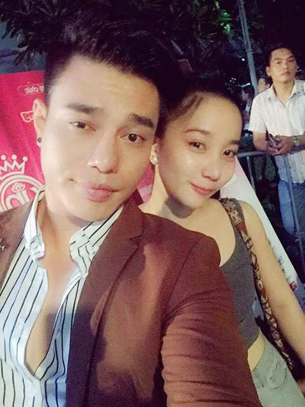 “Cảm giác sau hôn nhân nó lạ lắm, ngày xưa khi còn độc thân Lâm đi diễn xong còn thời gian là la cà với bạn bè, nhưng từ khi lập gia đình thì Lâm cảm thấy có trách nhiệm hơn. Mình đã là một người chồng, trụ cột của gia đình thì mình phải về với vợ, lo lắng và vun vén cho tổ ấm của mình”, Lê Dương Bảo Lâm chia sẻ.