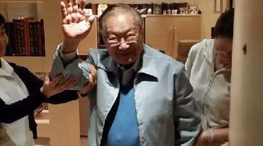 Nha van Kim Dung cuoi doi dang tri khong nhan ra ban be