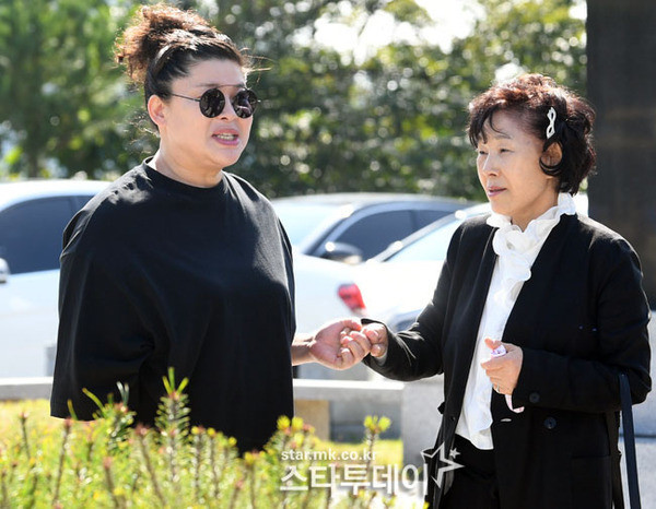 Diễn viên Lee Yeong Ja là đồng nghiệp và bạn thân của Choi Jin Sil, cô từng tham gia bộ phim cuối cùng Last Scandal của Choi. Lee Yeong Ja thường có mặt trong những buổi lễ tưởng niệm Choi Jin Sil.