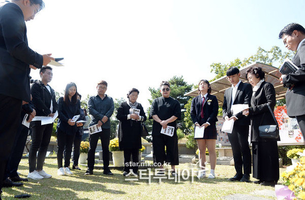 Choi Jin Sil là nữ diễn viên nổi tiếng thập niên 1990 của Hàn Quốc. Cô được khán giả biết đến nhờ các phim Ước mơ vươn tới một ngôi sao, Anh và em, Cuộc chiến hoa hồng... Cô tự tử vào năm 2008.