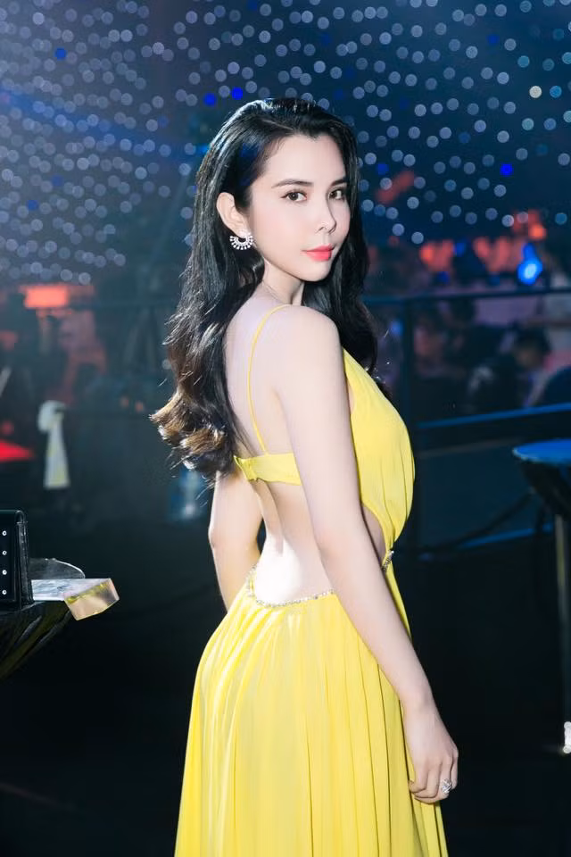 Huỳnh Vy sở hữu chiều cao 1m70, nặng 49kg, số đo 3 vòng lần lượt là 86-58-100.