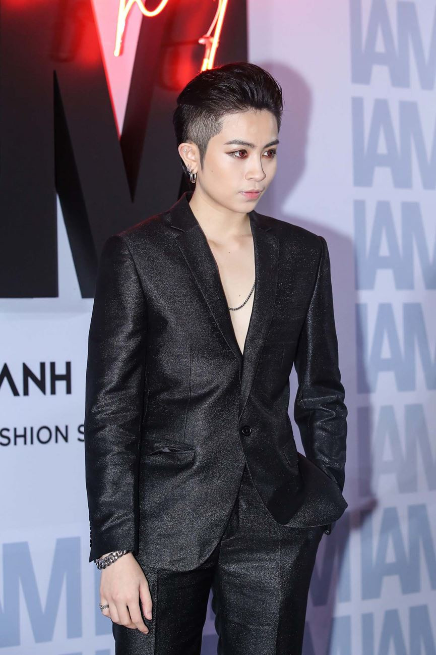 Gil Lê vẫn ấn tượng với phong cách menswear quen thuộc.