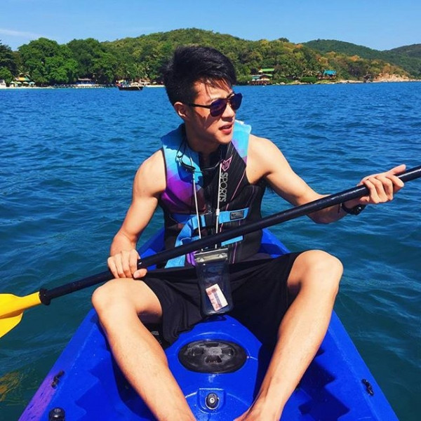 Jack có tên tiếng Trung là Su Qiu Cheng (Tô Thu Thành), là thạc sĩ quốc tế ngành Quản trị Kinh doanh iMBA tại Học viện Quản lý Panyapiwat. Anh thông thạo bốn ngoại ngữ: Trung, Thái, Nhật, Anh, hiện đang là phiên dịch viên cao cấp của các hội nghị quốc tế. Đặc biệt, anh còn rất đam mê nhiều môn thể thao như bóng rổ, bắn cung, đua thuyền, nhiếp ảnh.