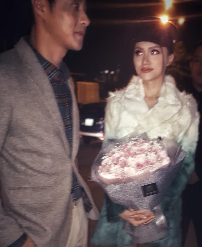 Cư dân mạng này chia sẻ: "Hương Giang được bạn trai bất ngờ cầu hôn sau event. Anh này là diễn viên người Thái và Trung Quốc. Thành viên team Lukkade The Face Men ThaiLand mùa 1. Chờ tin công bố từ Hương Giang. Không có một tin đồn tình ái, đùng cái chị sắp cưới chồng luôn thôi, nhanh gọn lẹ".