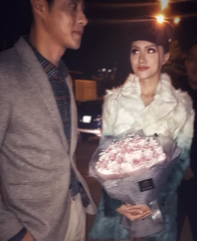 Cư dân mạng này chia sẻ: "Hương Giang được bạn trai bất ngờ cầu hôn sau event. Anh này là diễn viên người Thái và Trung Quốc. Thành viên team Lukkade The Face Men ThaiLand mùa 1. Chờ tin công bố từ Hương Giang. Không có một tin đồn tình ái, đùng cái chị sắp cưới chồng luôn thôi, nhanh gọn lẹ".