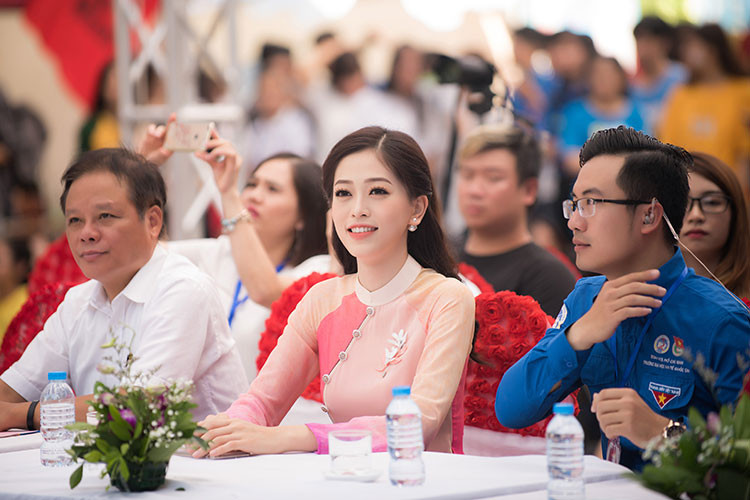 Phương Nga chia sẻ, cô cảm thấy vừa quen vừa lạ, quen vì đây là nơi cô đã gắn bó trong 2 năm vừa qua, còn lạ vì Phương Nga bất ngờ trước tình cảm mà mọi người dành cho mình.