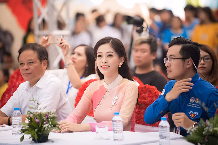 Phương Nga chia sẻ, cô cảm thấy vừa quen vừa lạ, quen vì đây là nơi cô đã gắn bó trong 2 năm vừa qua, còn lạ vì Phương Nga bất ngờ trước tình cảm mà mọi người dành cho mình.