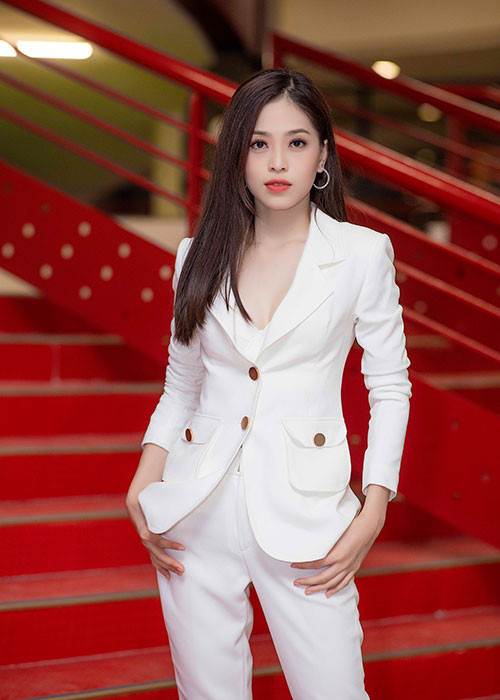 Với vai trò giám khảo, Á hậu Phương Nga xuất hiện với hình ảnh mới, cá tính hơn trong bộ vest trắng thời thượng.