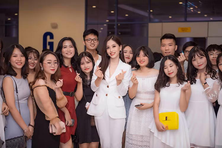 Bùi Phương Nga chụp ảnh kỷ niệm cùng các bạn trẻ.