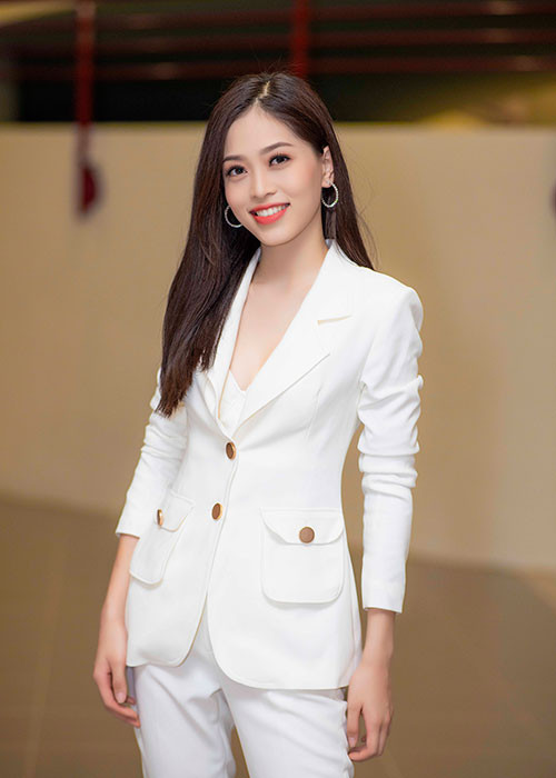 Cũng trong buổi về thăm trường, Phương Nga được Ban giám hiệu nhà trường mời làm giám khảo một cuộc thi do trường tổ chức.