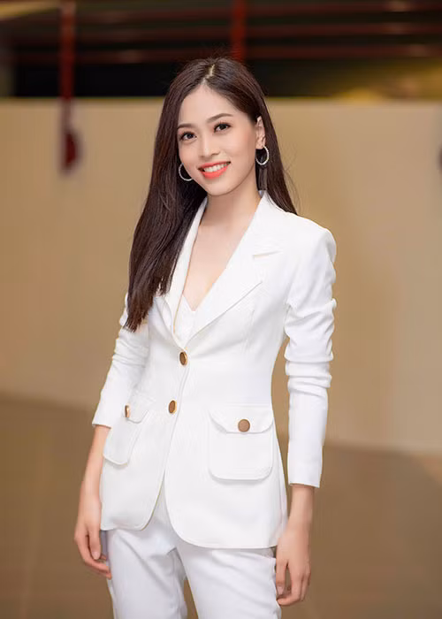 Cũng trong buổi về thăm trường, Phương Nga được Ban giám hiệu nhà trường mời làm giám khảo một cuộc thi do trường tổ chức.