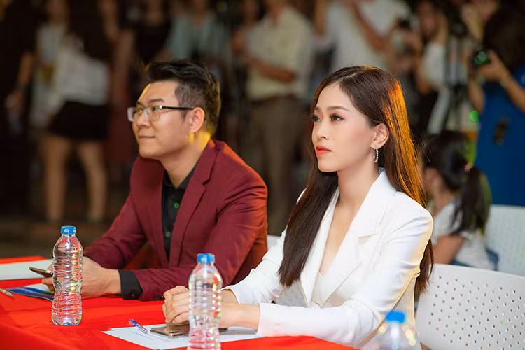 Chỉ sau 18 ngày giành danh hiệu Á hậu 1 Hoa hậu Việt Nam 2018, Phương Nga cho biết hiện tại cô cảm thấy khá tự tin cho cuộc thi quốc tế sắp tới.