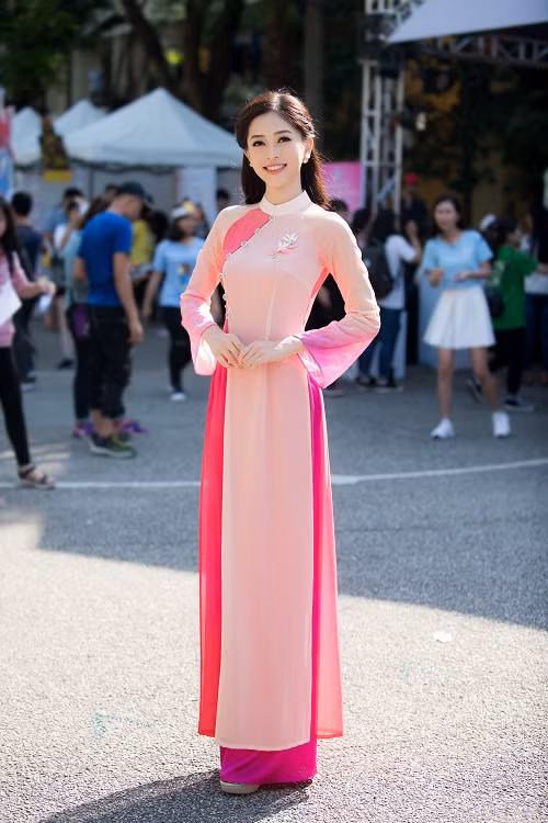 Bùi Phương Nga xuất hiện rạng ngời với chiếc áo dài màu hồng nền nã của NTK Thủy Nguyễn.