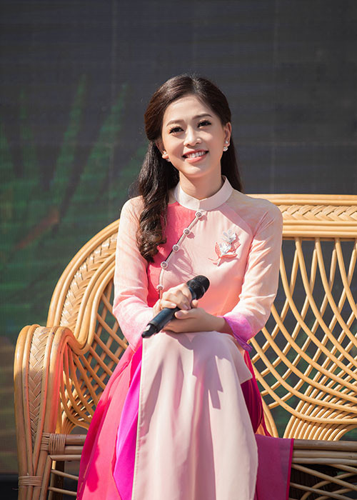 Người đẹp giao lưu trò chuyện cùng thầy cô, các bạn trẻ.