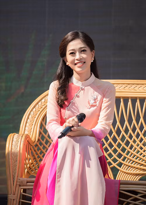 Người đẹp giao lưu trò chuyện cùng thầy cô, các bạn trẻ.